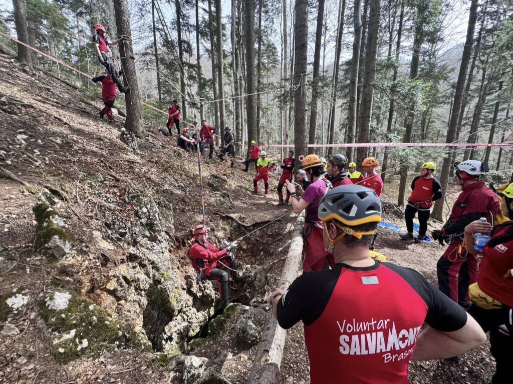 FOTO: Primul exercițiu regional salvaspeo organizat în Avenul Groapa de Aur din Masivul Postăvarul