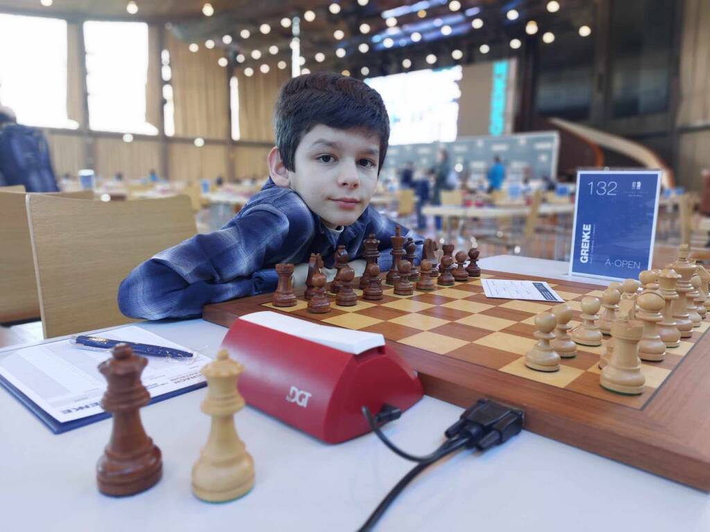 Copil-minune al şahului. La doar 11 ani,  brașoveanul Vladimir Sofronie e candidat de maestru internațional! Și-a intâlnit idolul, pe Magnus Carlsen
