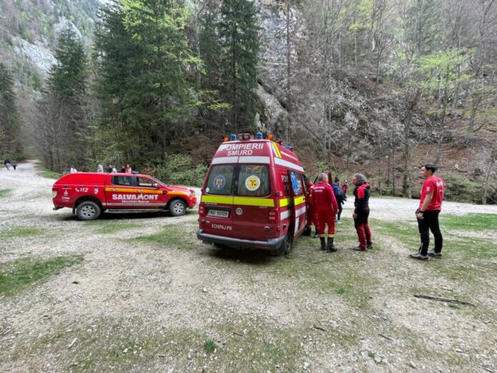 Salvamontiștii din Zărnești au intervenit pentru evacuarea unei persoane de la Cabana Curmătura
