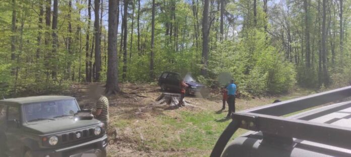 Persoane amendate de jandarmi după ce au pătruns în păduri cu autoturisme off-road, ATV-uri și motociclete