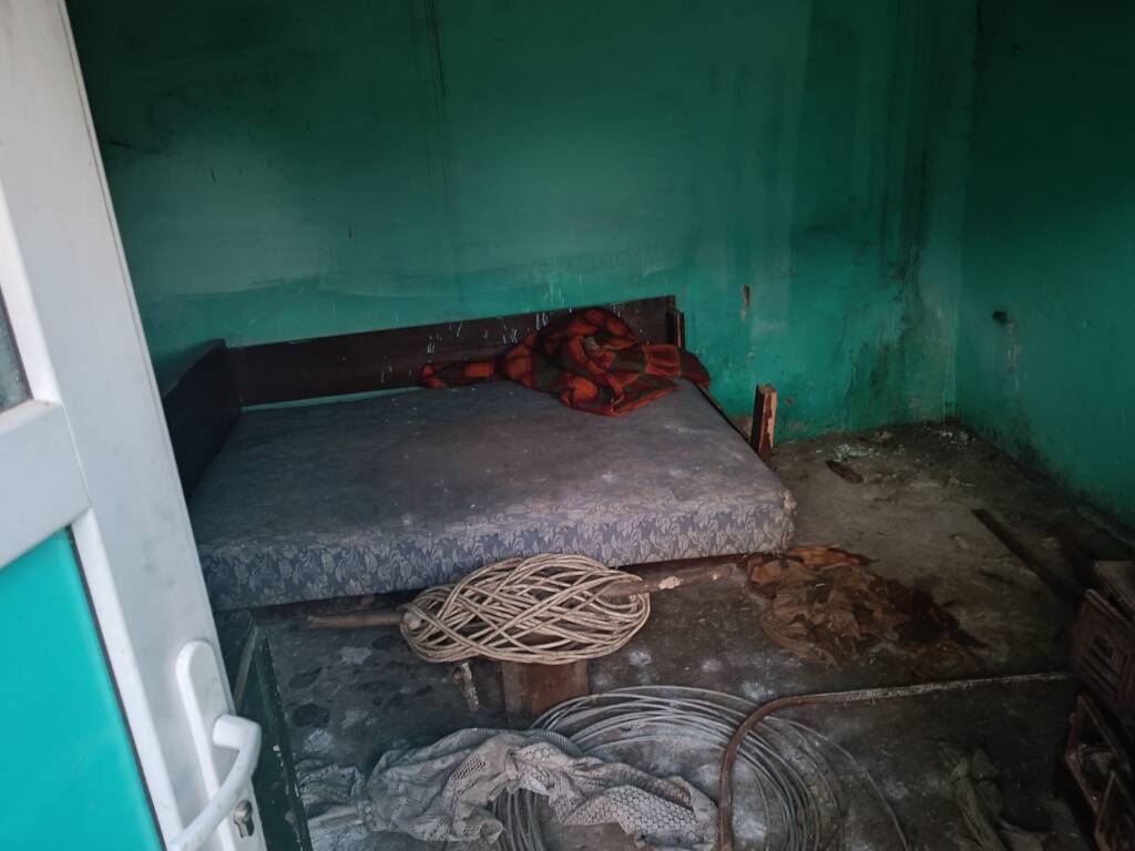 Minor traficat, exploatat, agresat, ținut într-o cușcă, la o stână din județul Brașov: Persoane cercetate pentru trafic de minori și rele tratamente aplicate minorului (FOTO)