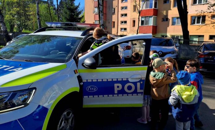 Polițiștii le-au explicat copiilor de la o grădiniță din Brașov ce înseamnă să fii polițist