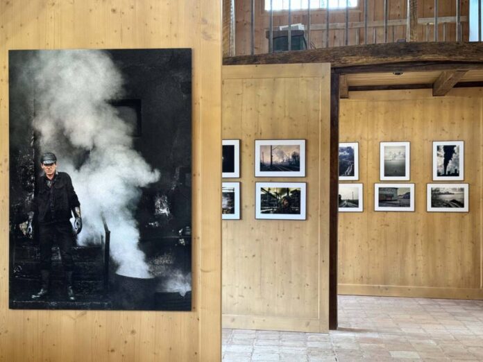 Casa Regelui Charles III din Viscri se redeschide cu expoziția ‘’The Darkness Within, Copșa Mică 1988 – 1995’’, despre „o lume suprarealistă în care totul era întors cu susul în jos”