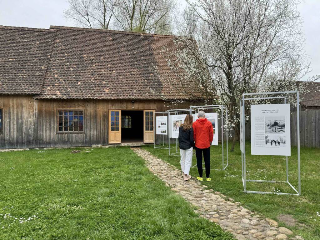 Casa Regelui Charles III din Viscri se redeschide cu expoziția ‘’The Darkness Within, Copșa Mică 1988 – 1995’’, despre „o lume suprarealistă în care totul era întors cu susul în jos”