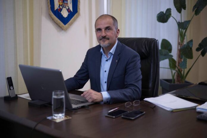 Regulament și aplicație mobilă pentru emiterea contra cost a permiselor de liberă trecere pe drumurile județene cu restricții de tonaj: proiect propus de vicepreședintele Consiliului Județean Zoltan Szenner și adoptat cu unanimitate de voturi