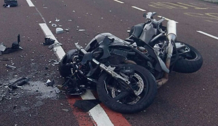 S-a suit beat pe motocicletă și a provocat un accident pe drumul de Poiană
