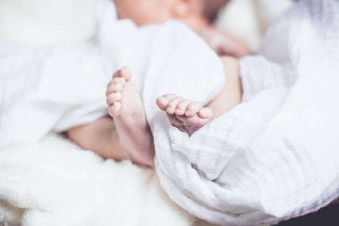 Mamele cu venituri mici, aflate în situații defavorizate, sau mamele minore vor primi tichete sociale de 2000 de lei