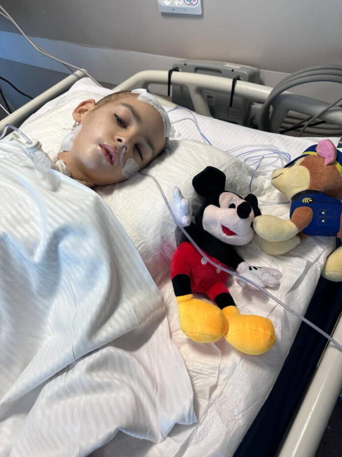 Trei săptămâni în comă, după ce s-a lovit cu capul de colțul băncii la școală. Un băiețel de 8 ani are nevoie urgent de ajutor