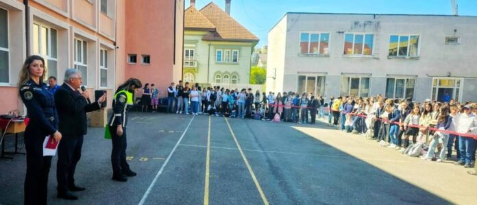 Polițiștii le-au vorbit elevilor de la o școală din Brașov despre tutun, alcool, substanțe psihoactive, bullying, cyberbullying
