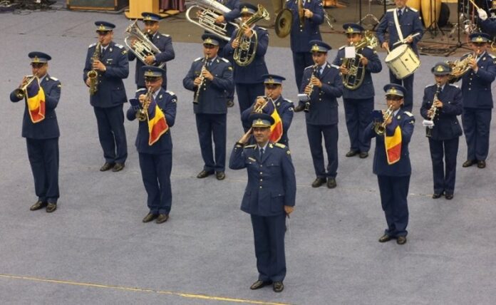 Concert de fanfară militară și retragere cu torțe la Brașov, de ziua NATO
