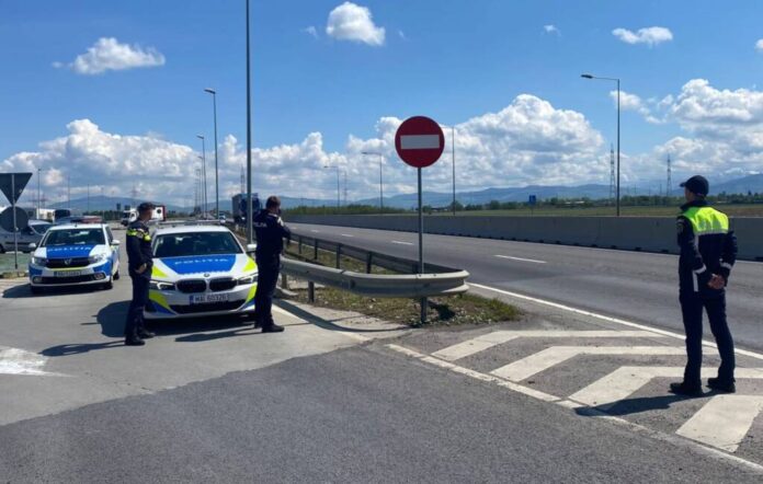 18 de permise de conducere și 2 certificate de înmatriculare, ridicate într-o singură zi