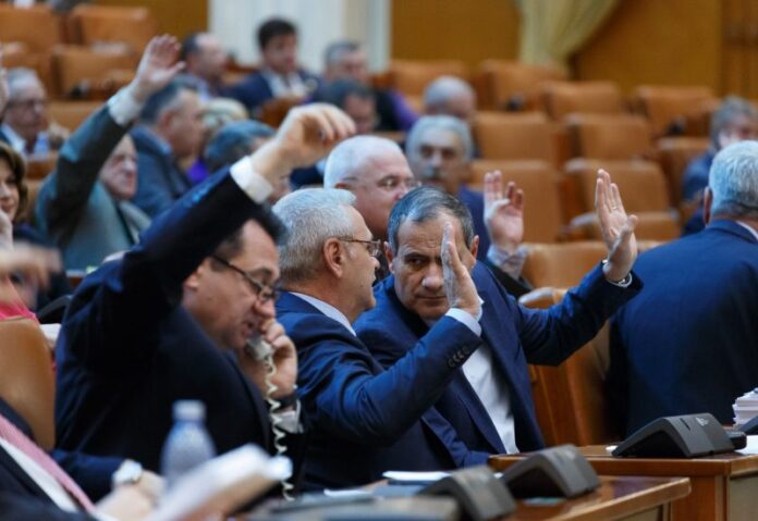 Partidele, obligate să aibă 30% dintre aleși femei pentru a primi integral subvenția de la stat 