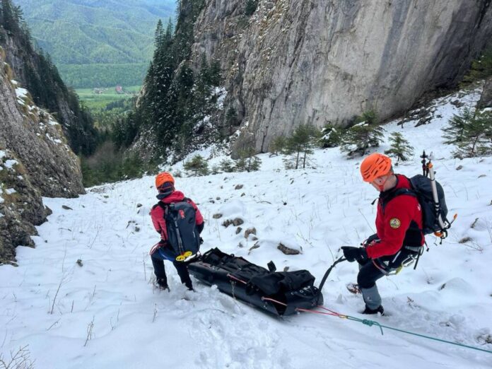 Salvamonitiștii din Zărnești au recuperat dintr-o prăpastie un turist american mort