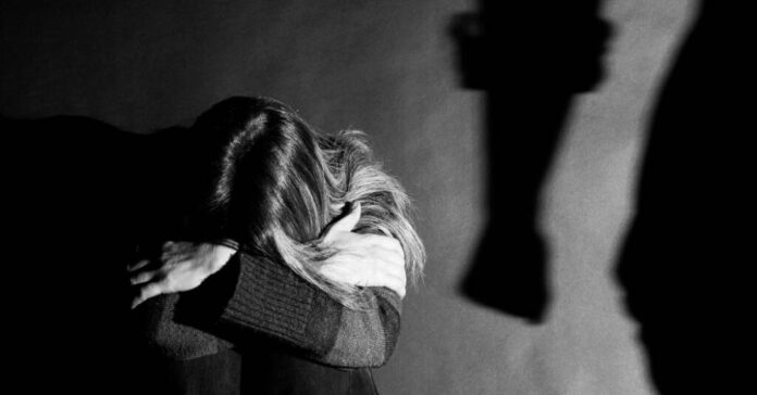 Dosar penal pentru un bărbat care și-a agresat concubina și nu a lăsat-o să plece din locuință