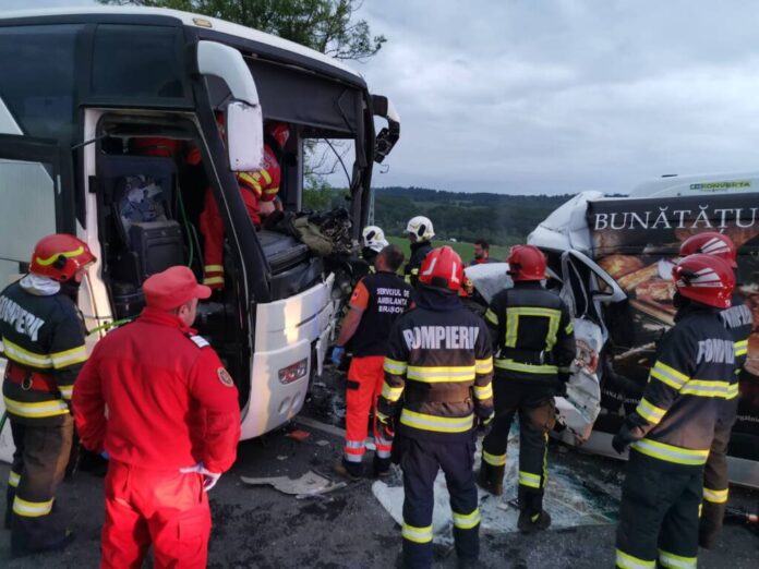 Un mort și trei răniți în urma unui accident între un autobuz și o dubă între Râșnov si Zărnești