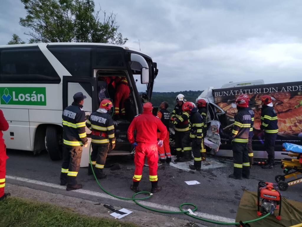Un mort și trei răniți în urma unui accident între un autobuz și o dubă între Râșnov si Zărnești