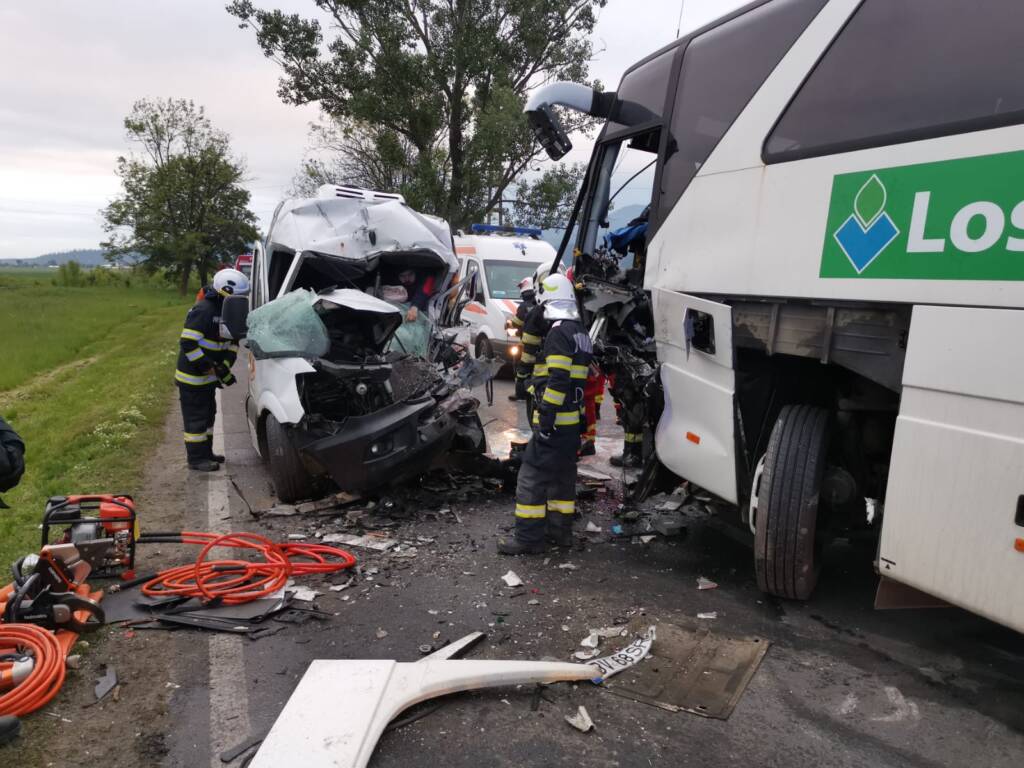 Un mort și trei răniți în urma unui accident între un autobuz și o dubă între Râșnov si Zărnești