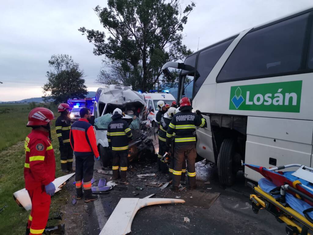 Un mort și trei răniți în urma unui accident între un autobuz și o dubă între Râșnov si Zărnești