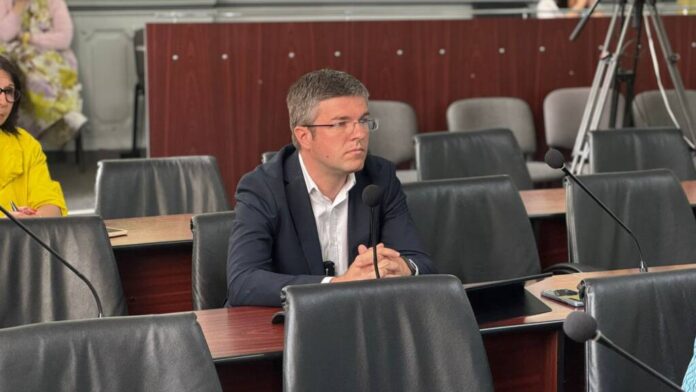 Irineu Darău, cu privire la managementul Aeroportului: “Conducerea PNL a Consiliului Județean recompensează lipsa de performanță și prelungește mandate vechi în CA, ocolind concursul pe bune între candidați meritorii”