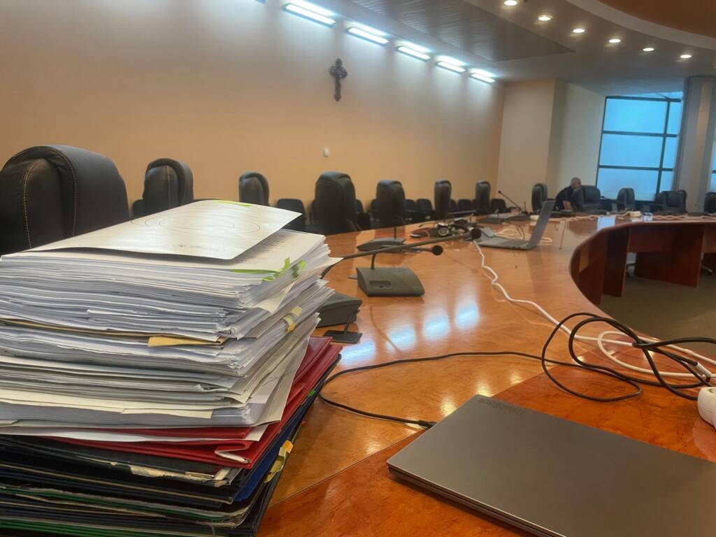 Consilierii lui Scripcaru de la PSD și PNL au lipsit azi din ședință. Ieri au votat împotriva proiectelor pentru copii și împotriva parcului IUS. Coliban: “Îi vor trimite brașovenii acasă după 9 iunie”