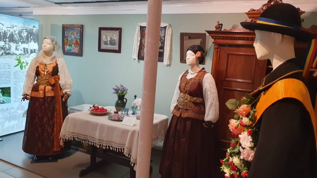 Expoziția „Obiceiuri brașovene mai puțin cunoscute: Mersul cu strochitu` și Parastasul  Junilor”, la Muzeul de Etnografie Brașov