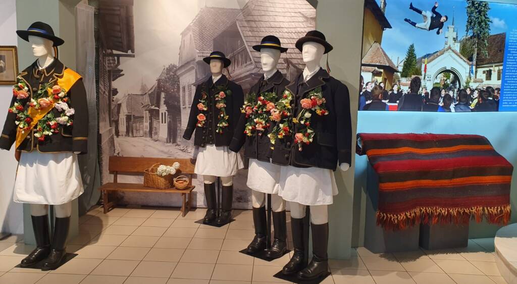 Expoziția „Obiceiuri brașovene mai puțin cunoscute: Mersul cu strochitu` și Parastasul  Junilor”, la Muzeul de Etnografie Brașov