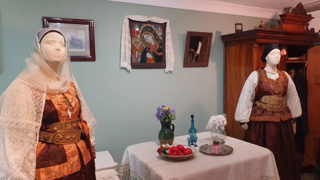 Expoziția „Obiceiuri brașovene mai puțin cunoscute: Mersul cu strochitu` și Parastasul  Junilor”, la Muzeul de Etnografie Brașov