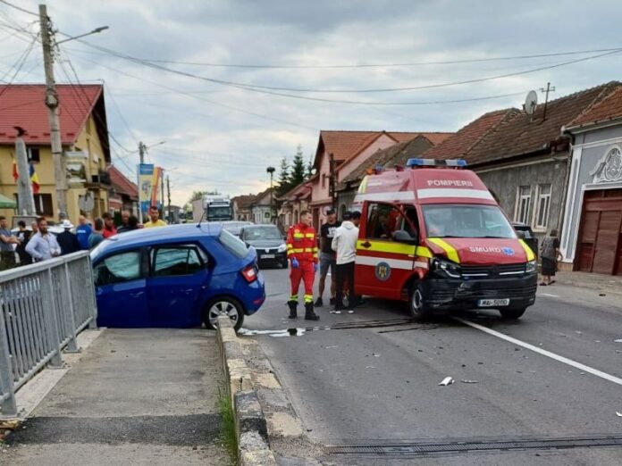 Accident rutier pe DN 1, în zona localității Beclean. Unul din autovehicule este o ambulanță SMURD