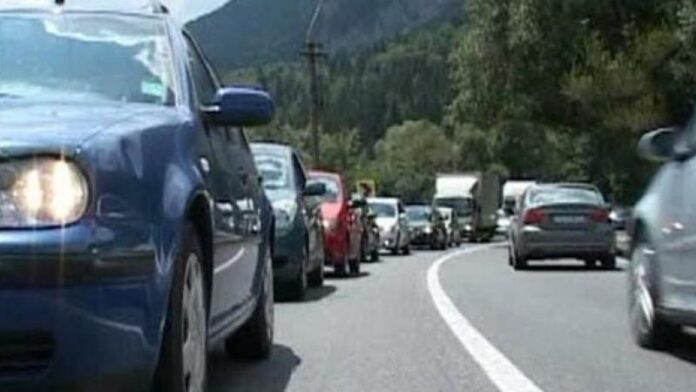Trafic bară la bară pe drumul spre Poiana Brașov în primele zile ale anului