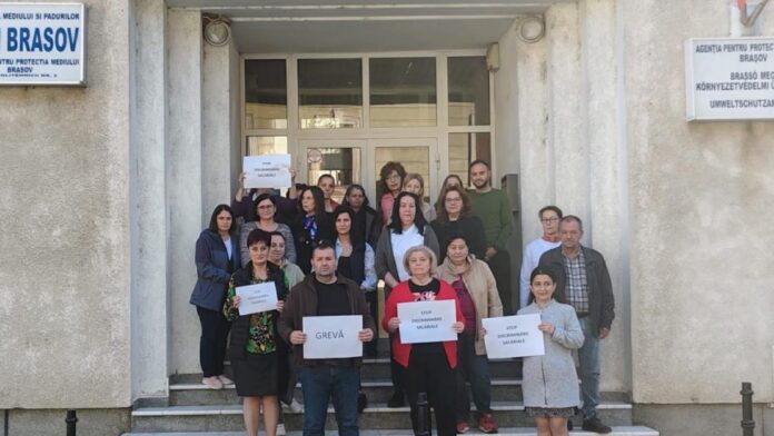 Protest al angajaților de la Agenția Județeană pentru Protecția Mediului Brașov