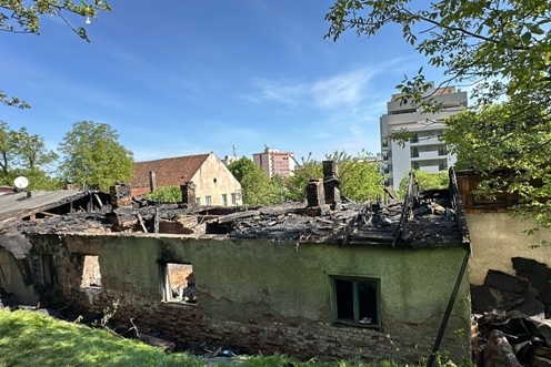 O femeie a declanșat un incendiu într-un imobil din Brașov, apoi a sunat la 112