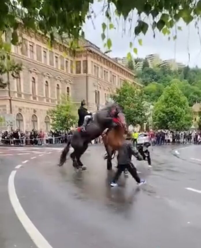 Doi juni au căzut de pe cai la parada Junilor Brașoveni