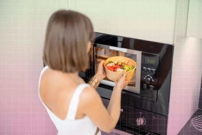 Ce spun dieteticienii: Cuptorul cu microunde distruge nutrienții din mâncare?