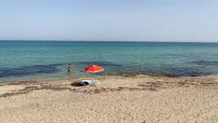 O plajă din Italia organizează nunți pentru nudiști