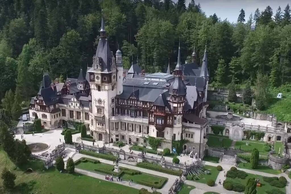 Un castel de poveste: Peleşul, perla din Carpați