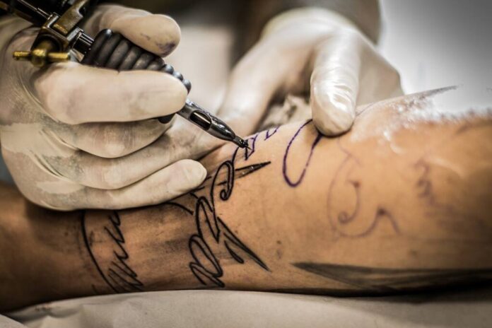 Noi restricții pentru minorii care doresc tatuaje sau piercinguri
