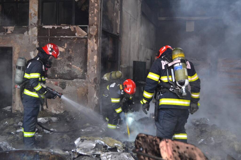 VIDEO: Incendiu în Brașov, la o hală de depozitare aluminiu