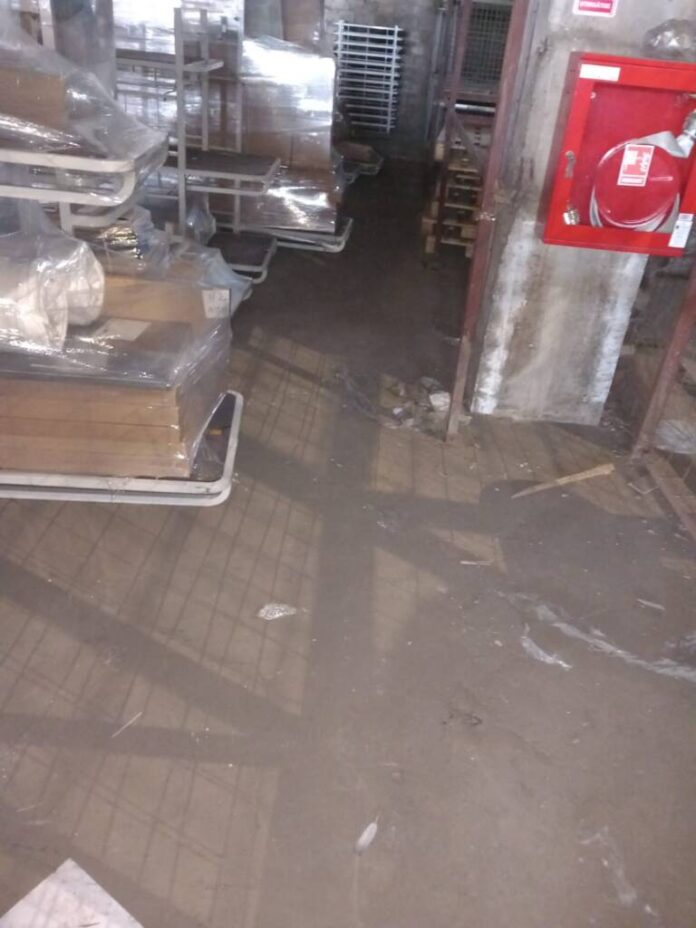 Amenzi și oprirea temporară a activității, după ce Protecția Consumatorilor a vizitat depozitul unei firme de curierat din Brașov