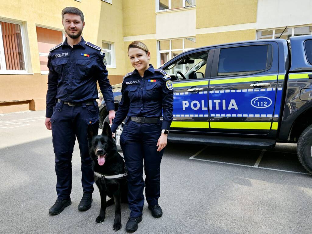 Polițiștii îi învață pe elevi cum trebuie îngrijit un animal. Un câine polițist, prezent la lecții