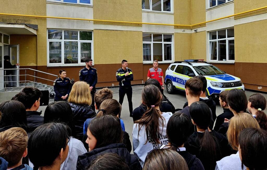 Polițiștii îi învață pe elevi cum trebuie îngrijit un animal. Un câine polițist, prezent la lecții