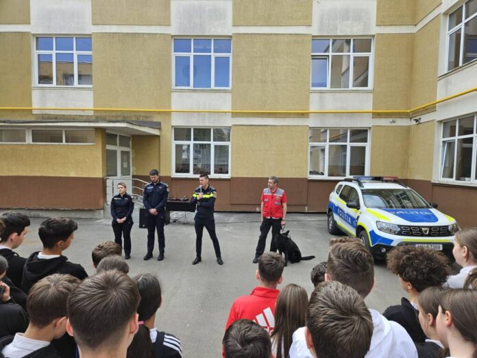 Polițiștii îi învață pe elevi cum trebuie îngrijit un animal. Un câine polițist, prezent la lecții