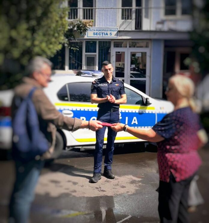 Portofel găsit de un bărbat în Brașov, în care erau peste 1800 euro, înapoiat proprietarei cu ajutorul polițiștilor