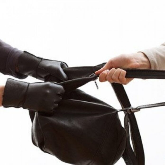 Un bărbat a ajuns la închisoare după ce i-a furat geanta unei persoane în vârstă