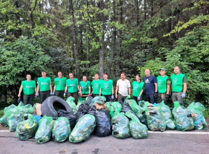Acțiune de ecologizare pe DN 73A, în zona Pârâul Rece