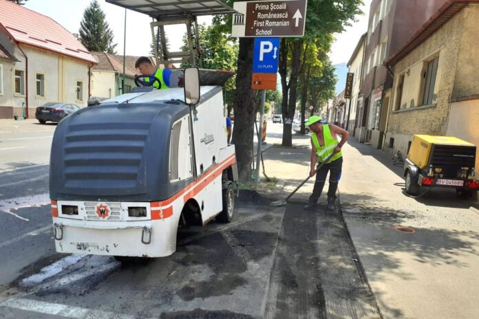  Au început lucrările pentru benzile de circulație dedicate transportului în comun pe Strada Lungă