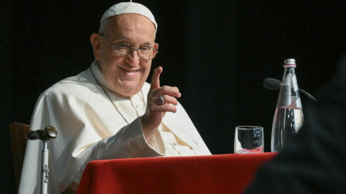 Papa Francisc spune că glumele despre Dumnezeu sunt permise