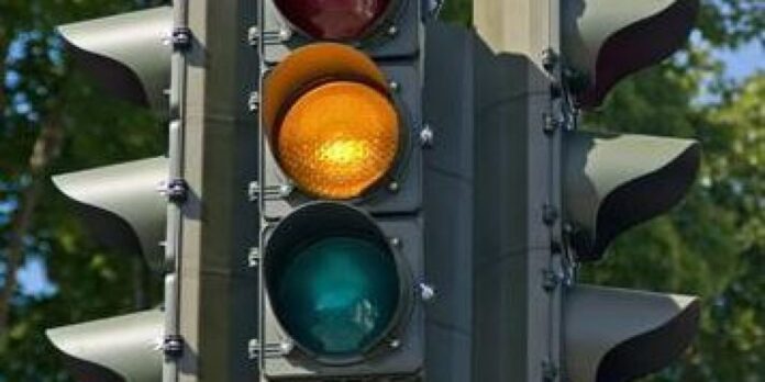 Polițiștii dirijează circulația pe Bd. Griviței din Brașov pentru că s-a stricat un semafor
