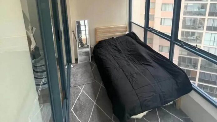 Balcon cu o saltea de o persoană închiriat pentru aproape 1.000 de dolari pe lună