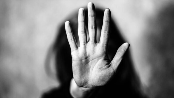 În Săcele, un bărbat și-a agresat concubina și pe fiul ei. S-a deschis dosar penal și a fost emis ordin de protecție pe numele bărbatului agresiv