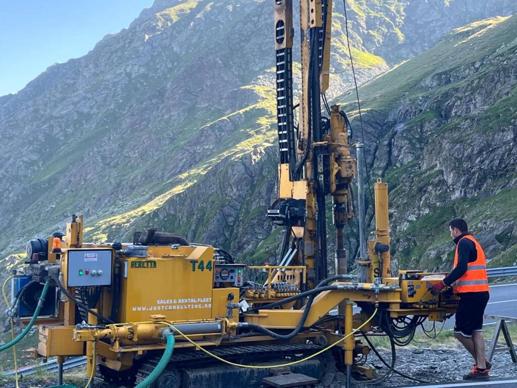 FOTO: Au început forajele geotehnice pentru modernizarea Transfăgărășanului